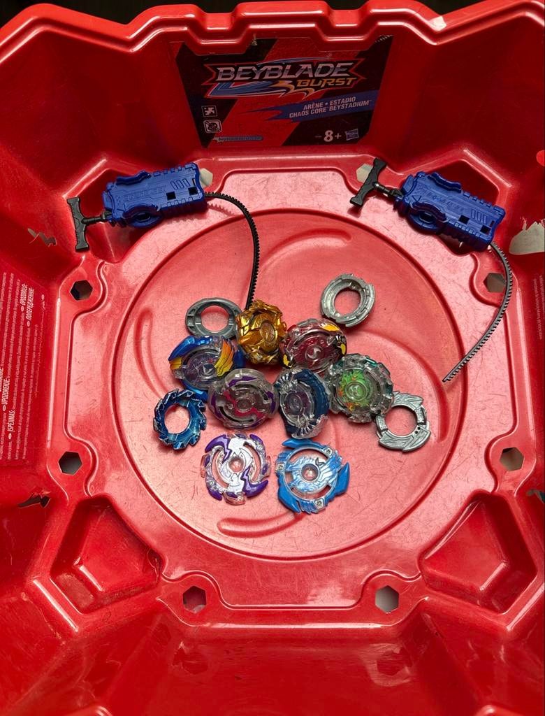 Beyblade Burst Stadion met 8 Beyblades en 2 Starters, Ophalen of Verzenden, Gebruikt, Jongen of Meisje