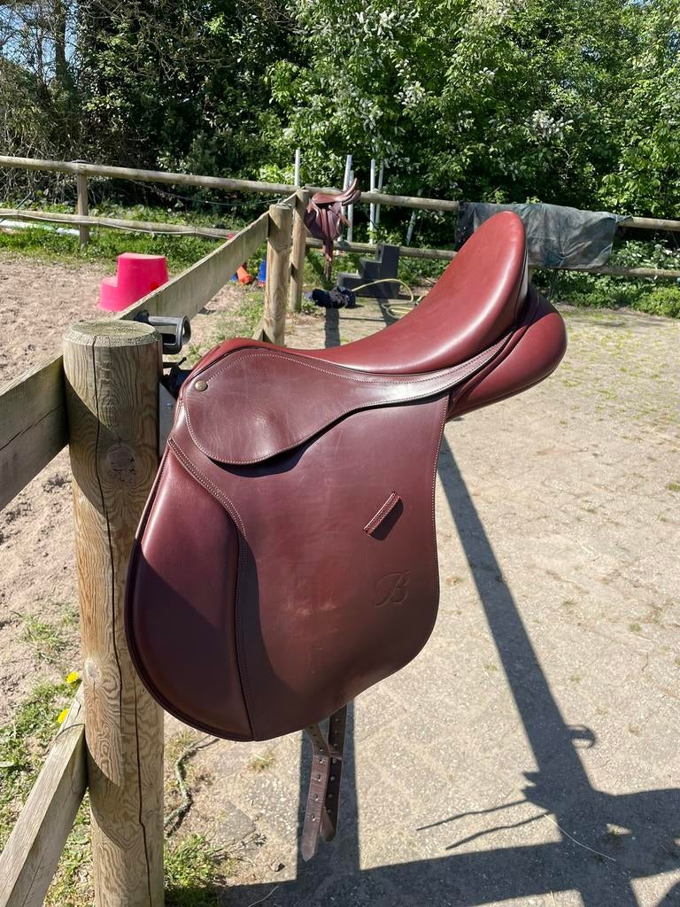 Bates caprilli springzadel bruin 17.5, Dieren en Toebehoren, Paarden en Pony's | Zadels, Ophalen of Verzenden, Gebruikt, Springen