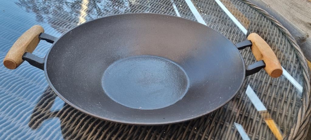 Wok gietijzeren pan 36 cm France, Huis en Inrichting, Ophalen of Verzenden, Zo goed als nieuw, Gietijzer, Koekenpan of Braadpan