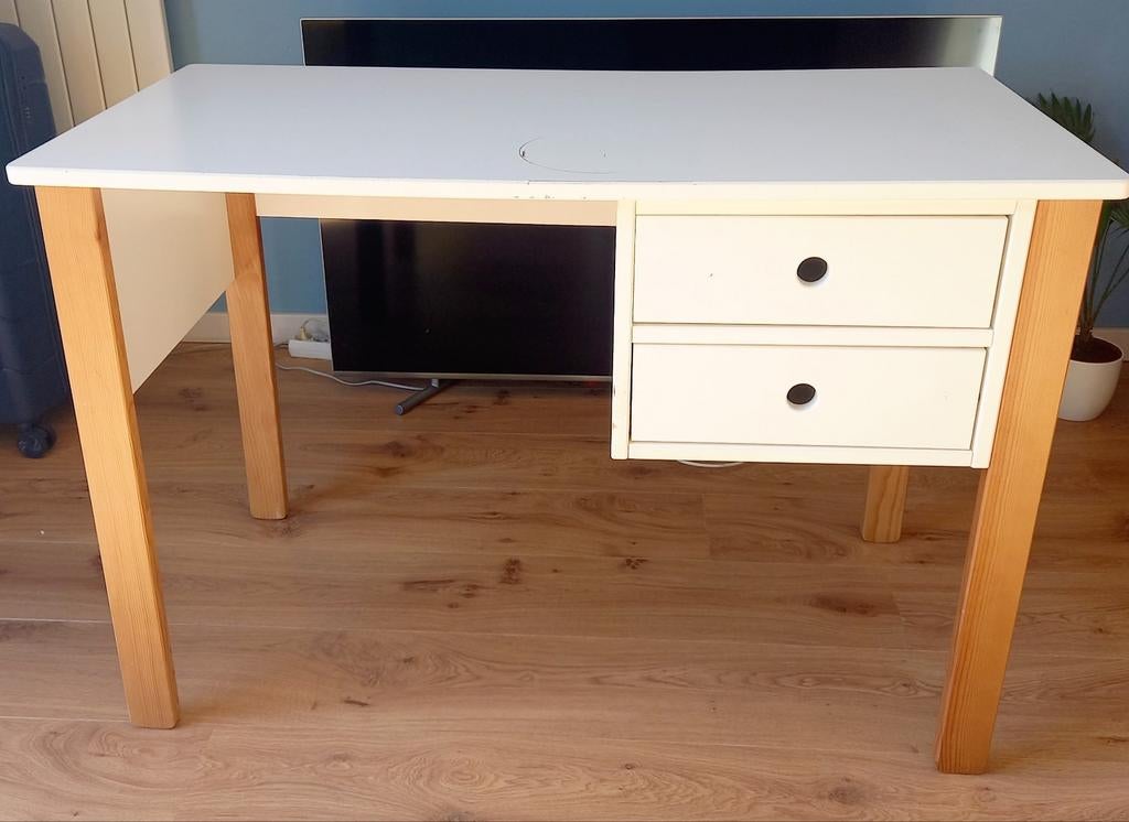 Gratis ophalen: leuk bureau met wat gebruikssporen., Ophalen, Gebruikt, 110 cm, 55 cm