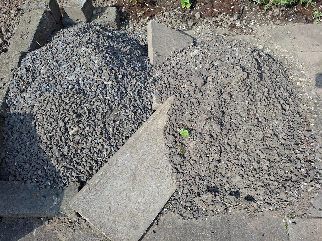 Grind met aarde, twee bergen, Tuin en Terras, Ophalen