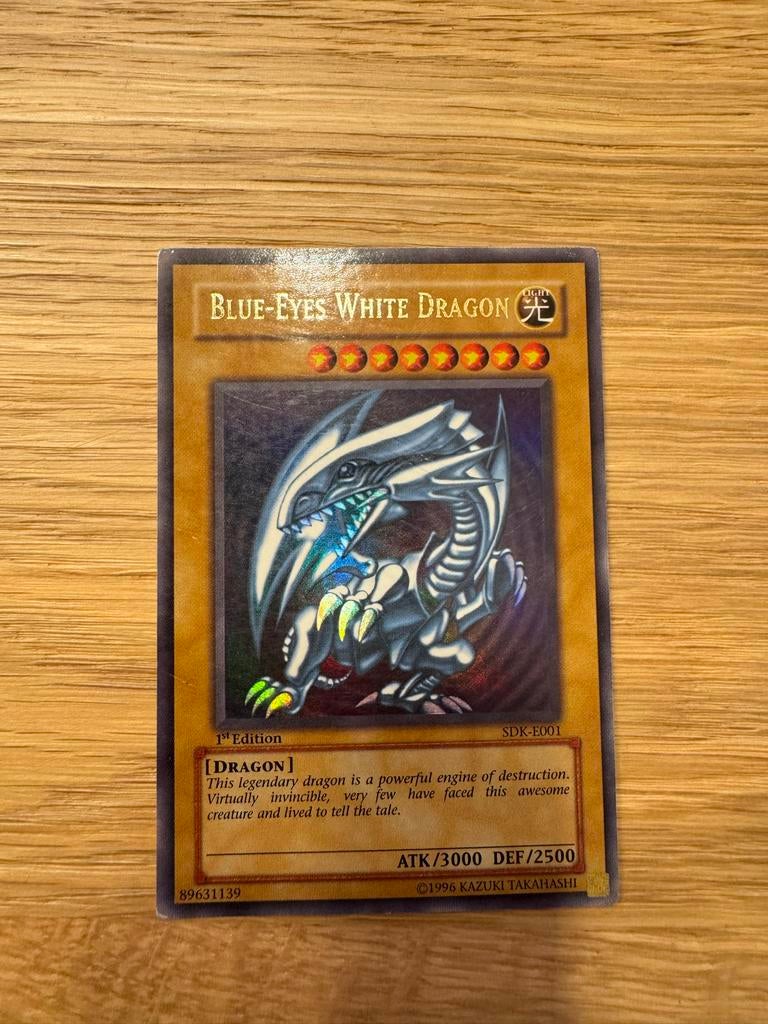 Blue-Eyes White Dragon 1st edition Yu-Gi-Oh! SDK-E001, Ophalen of Verzenden, Gebruikt, Losse kaart