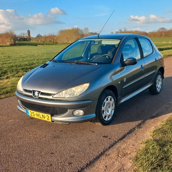 Peugeot 206 1.4 5D 2009 Grijs N.A.P. AIRCO!!! APK 27-02-2027, Auto's, Peugeot, Particulier, ABS, Airbags, Airconditioning, Alarm