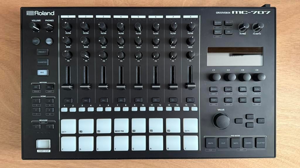Roland MC-707 Groovebox + Decksaver, Muziek en Instrumenten, Drumcomputers, Ophalen, Zo goed als nieuw, Roland