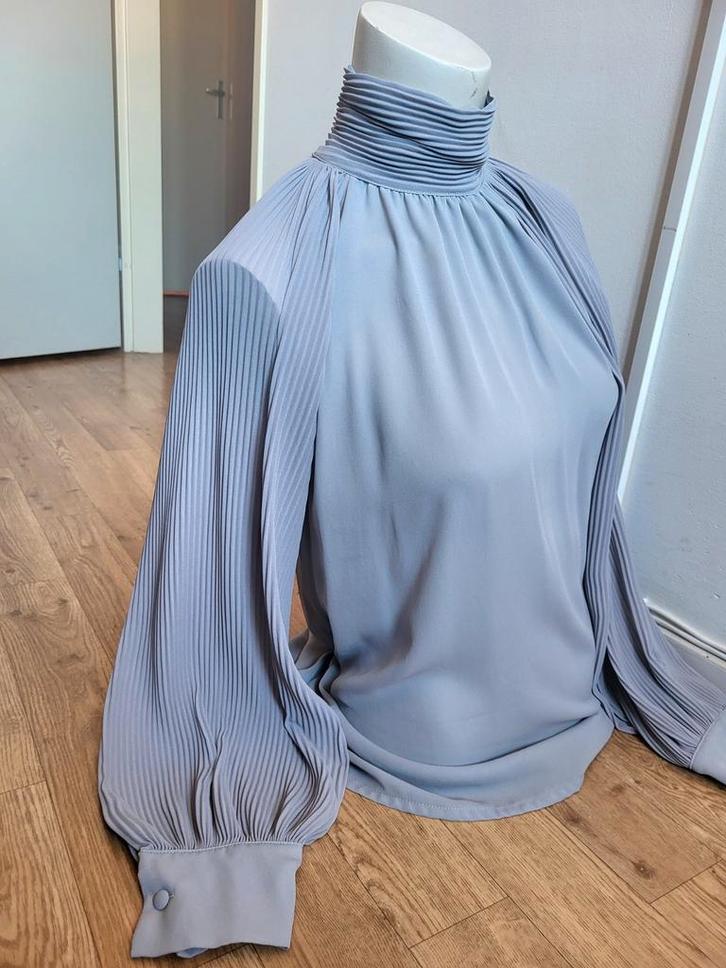 Elegante lichtgrijze chiffon blouse S/M, Kleding | Dames, Blouses en Tunieken, Nieuw, Maat 36 (S), Grijs, Ophalen of Verzenden