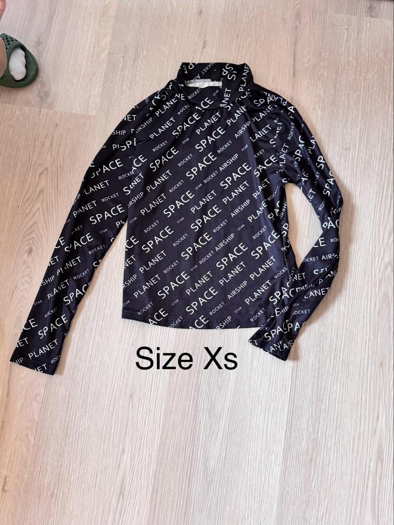 Zwarte coltrui met 'Space' print, maat XS, Zwart, Ophalen of Verzenden, Zo goed als nieuw, Lange mouw
