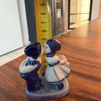 Delftsblauwe kussende paartjes en sneeuwbol, Ophalen of Verzenden, Nieuw, Mens