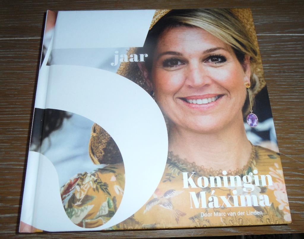 In nieuwstaat, boek: 5 jaar Koningin Maxima, Verzamelen, Koninklijk Huis en Royalty, Zo goed als nieuw, Tijdschrift of Boek, Nederland