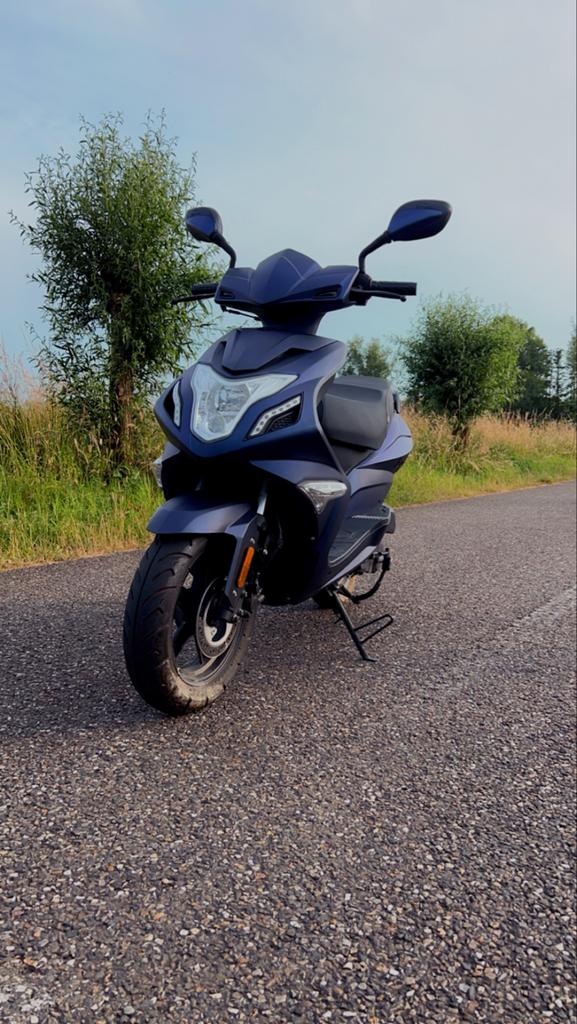 Sportieve AGM R8 Scooter met Bromplaat MOET SNEL WEG, Fietsen en Brommers, Scooters | Overige merken, Ophalen, Gebruikt, Maximaal 45 km/u