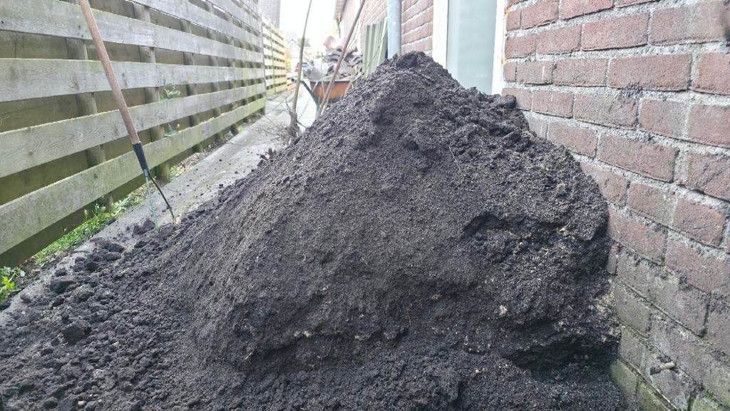 GRATIS AFHALEN Voedzame schone zwarte grond / tuinaarde, Tuin en Terras, Ophalen, Tuinaarde