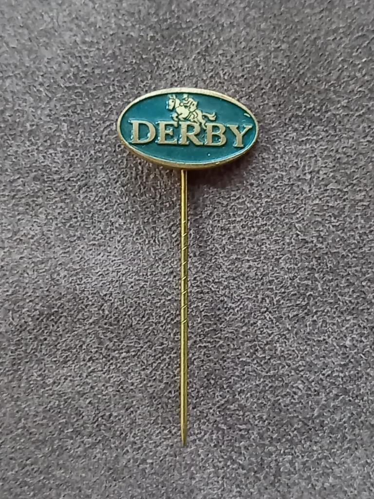 Speldje Derby (met paard met ruiter), Verzamelen, Speldjes, Pins en Buttons, Ophalen of Verzenden, Gebruikt