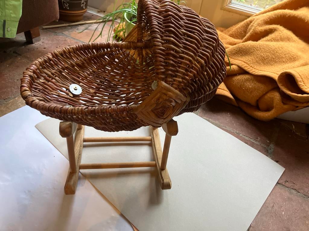 Vintage rieten poppenwiegje met schommelfunctie, Ophalen of Verzenden, Gebruikt, Overige typen