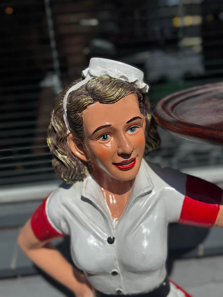 Coca Cola serveerster op rolschaatsen beeld, Verzamelen, Ophalen, Gebruikt, Mens