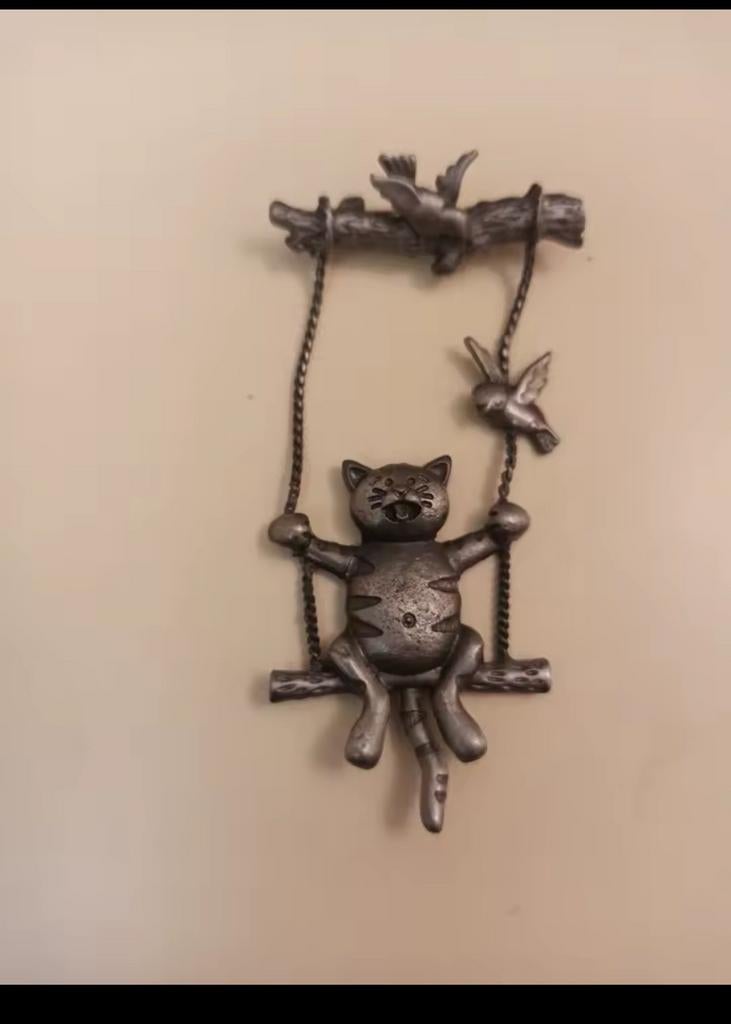 Nieuwe Broche Kat op Schommel met Vogels, Overige materialen, 4 tot 7 cm, Nieuw, Ophalen of Verzenden