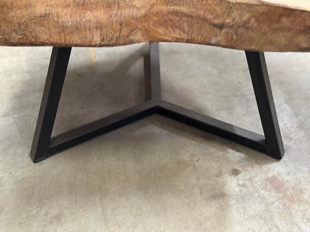 Unieke boomstam salontafel met zwart stalen frame, Huis en Inrichting, Tafels | Salontafels, Zo goed als nieuw, Minder dan 50 cm