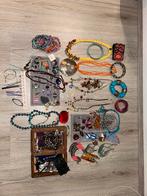 Lot, meerdere partijen met veel vintage sieraden, Sieraden, Tassen en Uiterlijk, Antieke sieraden, Ophalen of Verzenden, Overige typen