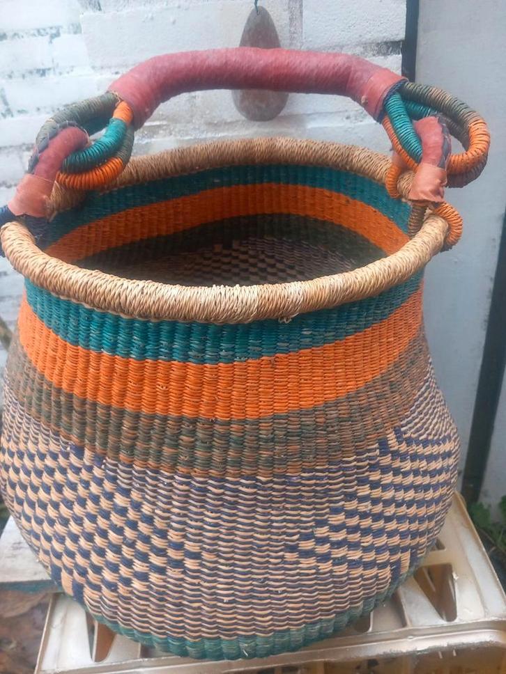Potmand Bolgatanga Ghana Handgeweven afgeprijsd nu €30.00, Huis en Inrichting, Woonaccessoires | Schalen en Manden, Nieuw, Rond
