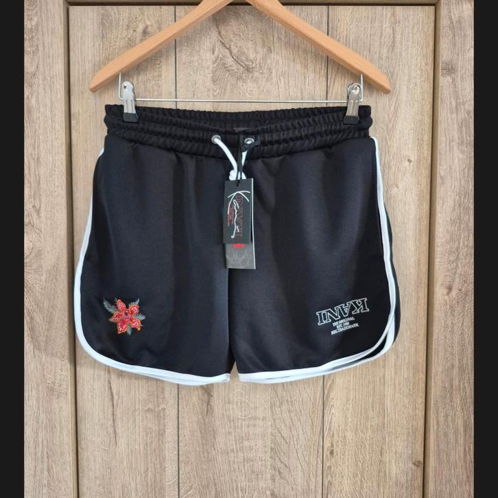 Karl Kani stranger things short nieuw M, Kleding | Dames, Broeken en Pantalons, Nieuw, Maat 38/40 (M), Zwart, Kort, Ophalen of Verzenden