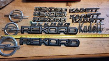 13 Opel emblemen voor oldtimer  beschikbaar voor biedingen