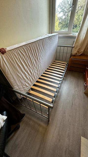 Bed met matras - Eenpersoons beschikbaar voor biedingen