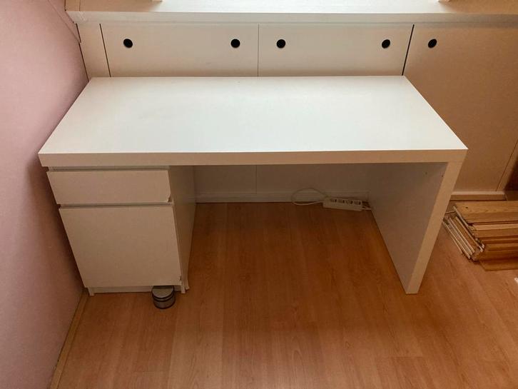 Klein wit IKEA bureau met lades, Huis en Inrichting, Bureaus, Gebruikt, Bureau, Ophalen