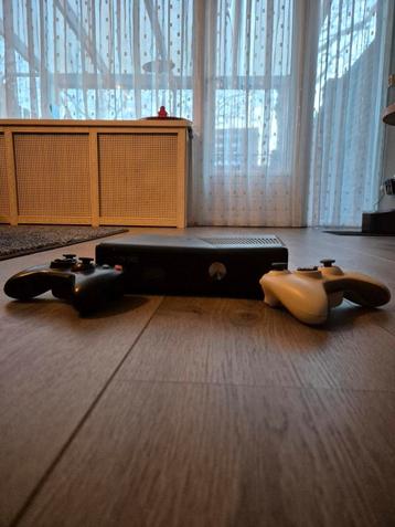 Xbox 360 met 2 controllers  beschikbaar voor biedingen