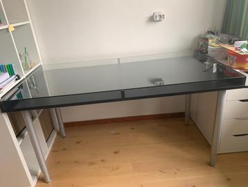 Bureau met glazen blad – 140x70cm beschikbaar voor biedingen