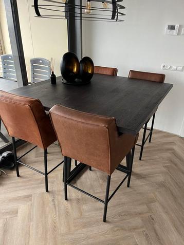 Eetkamer tafel en 4 stoelen 140 X 140 beschikbaar voor biedingen
