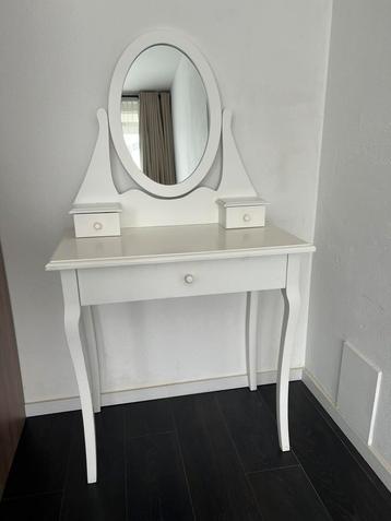 Een nette kaptafel beschikbaar voor biedingen