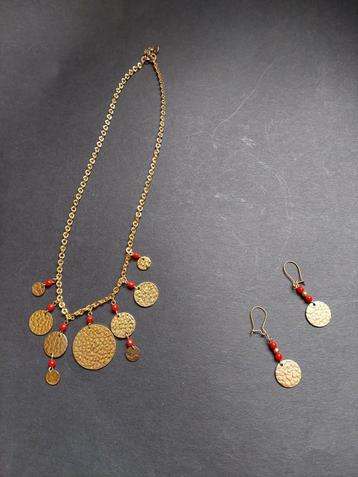 Leuke goudkleurige ketting met oorbellen. Muntvormpjes beschikbaar voor biedingen