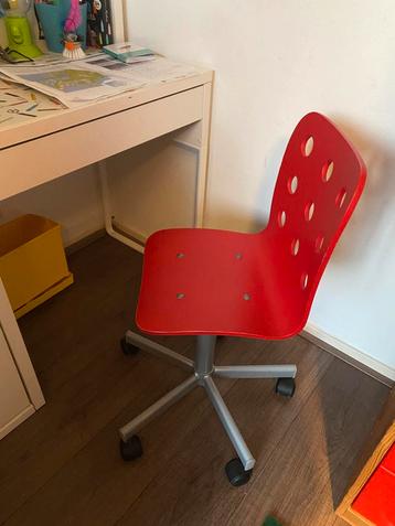 Rode IKEA bureaustoel van hout beschikbaar voor biedingen