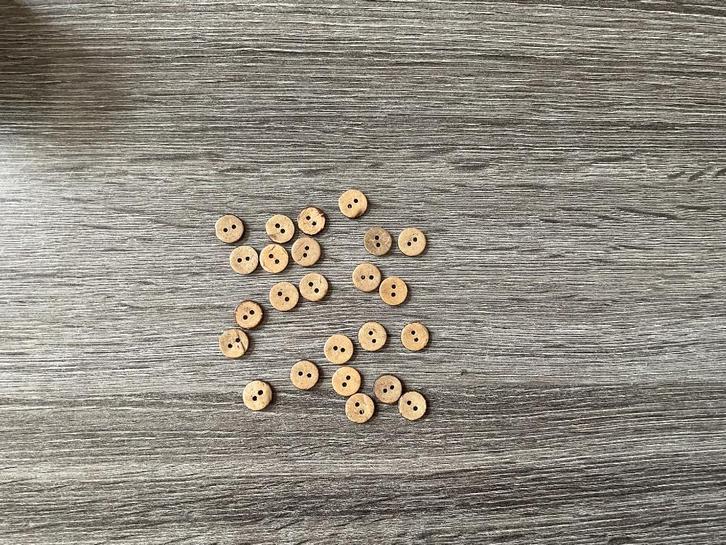 K3) Aanbieding van mooie kokos knoopjes 1 cm nu 10 voor € 1,, Hobby en Vrije tijd, Naaien en Fournituren, Nieuw, Knoop of Knopen