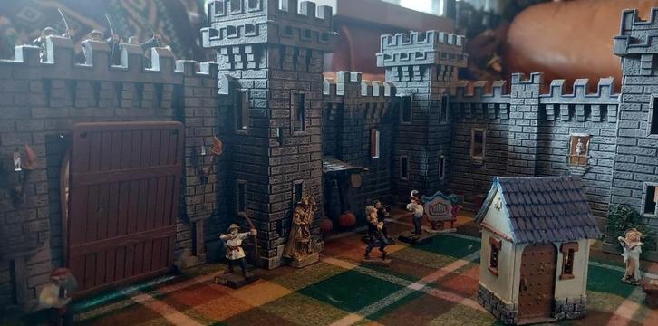 warhammer citie of coblinz, Hobby en Vrije tijd, Wargaming, Zo goed als nieuw, Warhammer, Toebehoren, Geverfd, Ophalen
