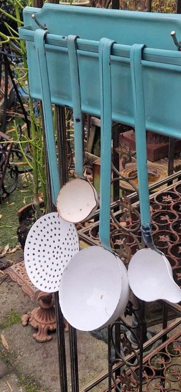 Leuk aqua blauw emaille lepelrek voor decoratie (brocante) beschikbaar voor biedingen