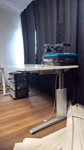 Super verstelbaar bureau (GRATIS MOET DIT WEEKEND WEG)
