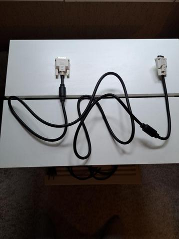   Te koop gebruikte DVI-kabel kleur zwart en stekkers wit beschikbaar voor biedingen