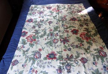 Licht geel katoenen lapje met grote bloemen * 110 x 90 cm beschikbaar voor biedingen