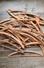Partij oude houten kledinghangers, Ophalen
