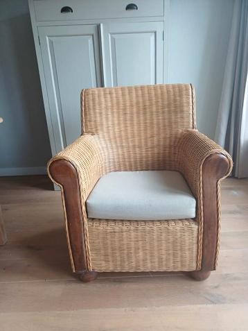 Handgevlochten rotan stoel beschikbaar voor biedingen
