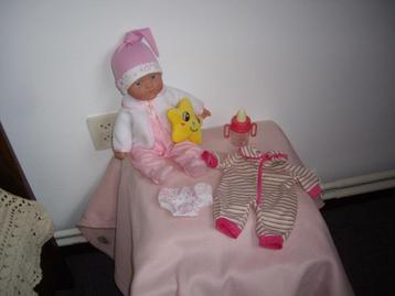 baby pop met extra kleertjes beschikbaar voor biedingen