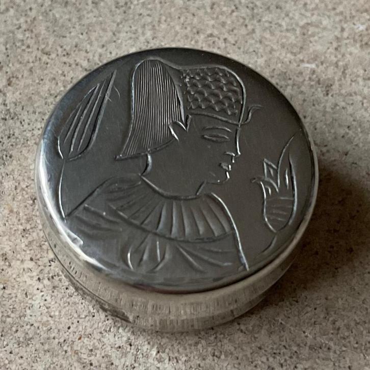 Egyptisch zilveren pillendoosje gegraveerd hoofdje met keur, Antiek en Kunst, Antiek | Goud en Zilver, Zilver, Verzenden