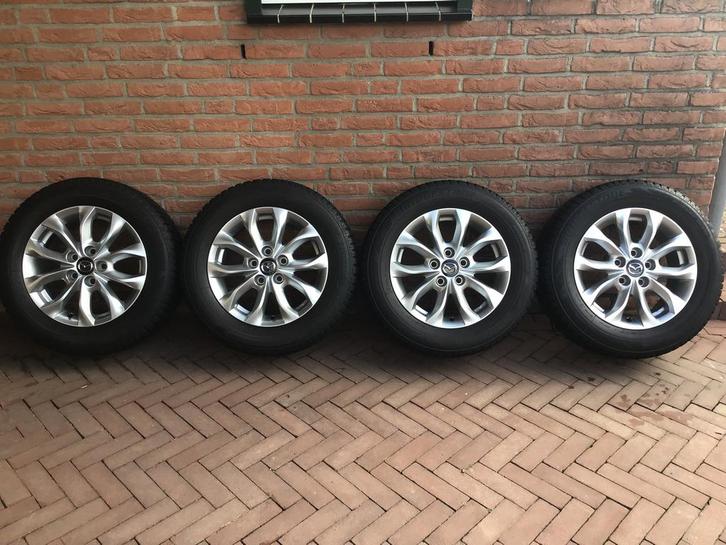 Originele licht metalen Mazda velgen plus winterbanden, Auto-onderdelen, Banden en Velgen, Banden en Velgen, Winterbanden, 16 inch