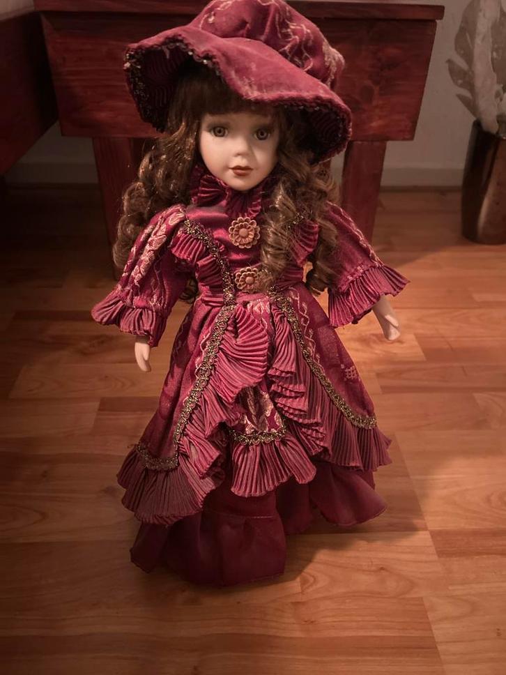 Antieke porseleinen pop met rode jurk en hoed, Kinderen en Baby's, Speelgoed | Poppen, Gebruikt, Overige typen, Ophalen