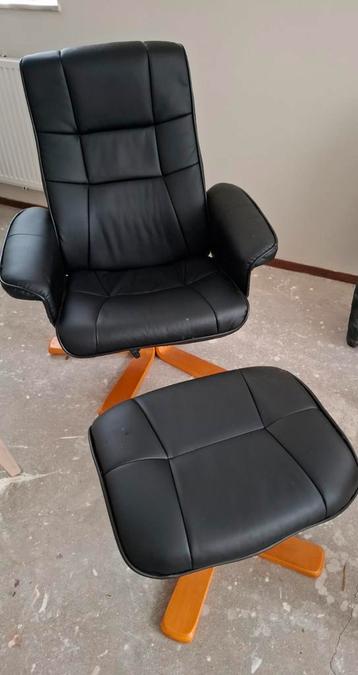 Tv fauteuill met kruk . Aangeschaft v 190 . 