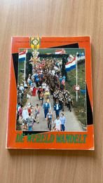 Vierdaagse jubileumboek De Wereld Wandelt, Boeken, Ophalen of Verzenden, Gelezen, Overige sporten