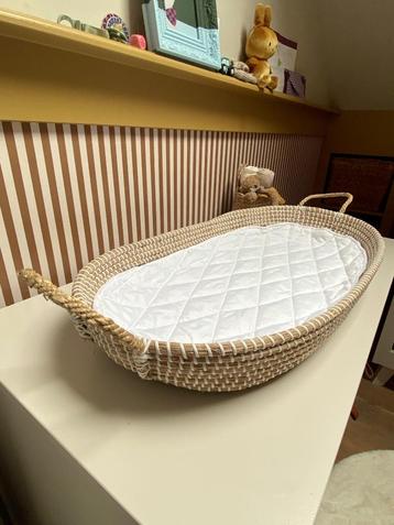 Verschoonkussen / mozesmandje van seagrass beschikbaar voor biedingen