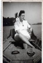 fotokaart  -  afbeelding  dame  IN DE  BOOT, Verzamelen, Foto's en Prenten, Voor 1940, Verzenden