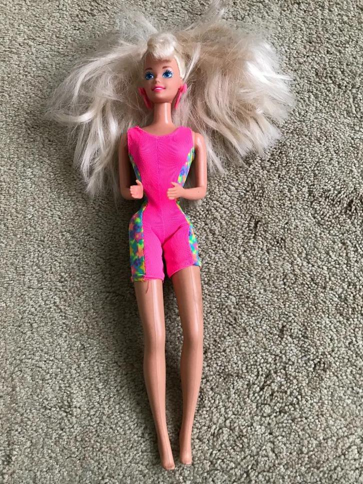 Blonde barbie, roze oorbellen, Kinderen en Baby's, Speelgoed | Poppen, Barbie, Verzenden