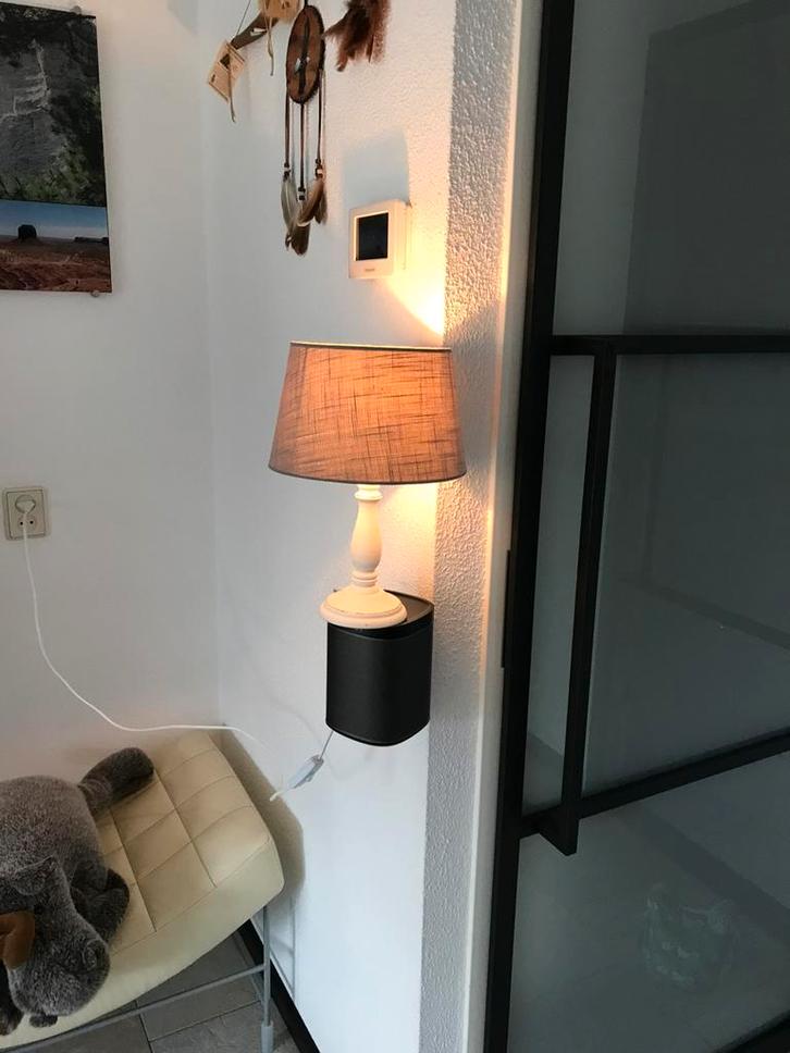 Leuke Tafellamp met witte poot en grijze kap., Huis en Inrichting, Lampen | Tafellampen, Zo goed als nieuw, Minder dan 50 cm, Ophalen