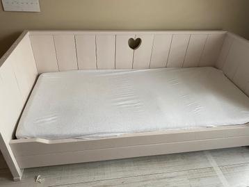 Eenpersoons steigerhouten bed met hartje  beschikbaar voor biedingen